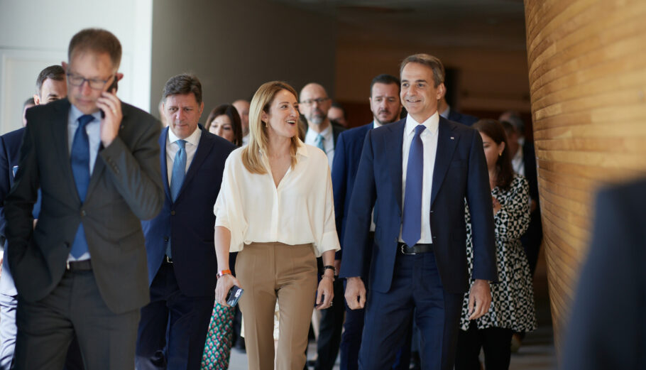Ο Κυριάκος Μητσοτάκης και η Ρομπέρτα Μέτσολα © Γρ. Τύπου Πρωθυπουργού / Eurokinissi