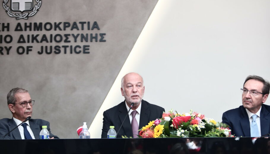 Τελετή παράδοσης - παραλαβής στο υπουργείο Δικαιοσύνης από τον υπηρεσιακό υπουργό Φίλιππο Σπυρόπουλο στον νέο υπουργό Γιώργο Φλωρίδη και στον Ιωάννη Μπούγα © Eurokinissi