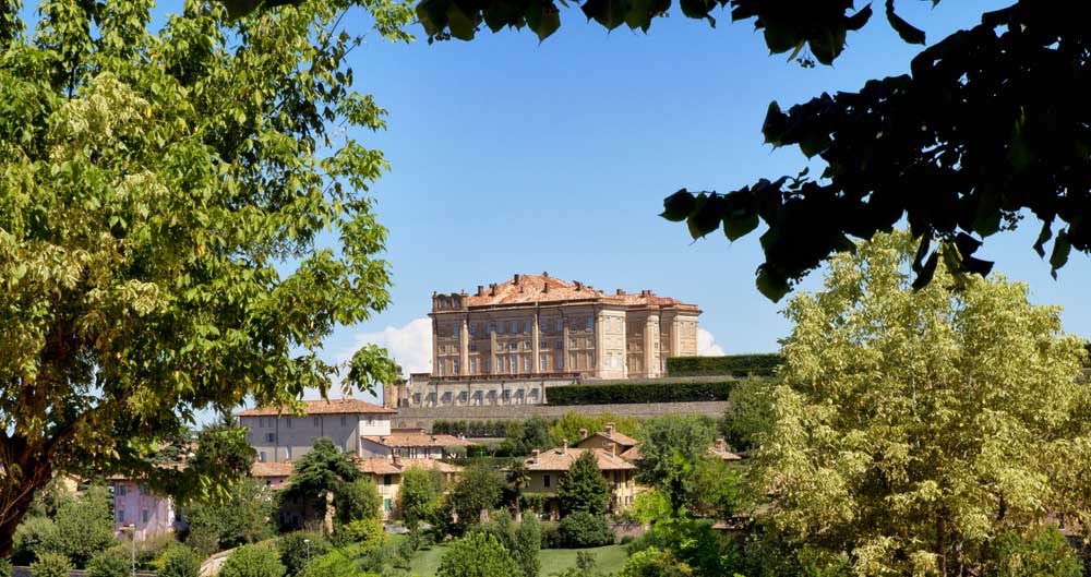 Castello di Guarene © https://www.castellodiguarene.com/en/