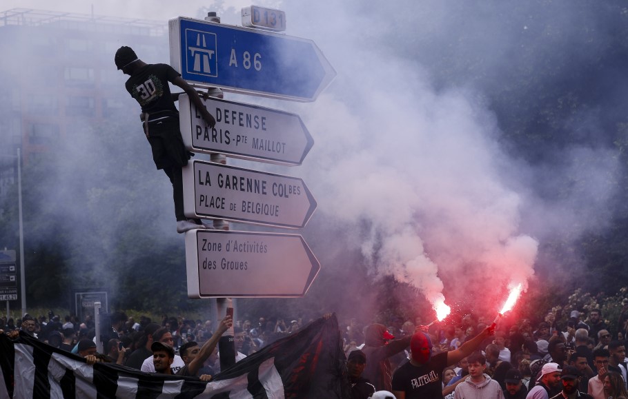 Διαδήλωση στο Παρίσι κατά της αστυνομικής βίας © EPA/YOAN VALAT