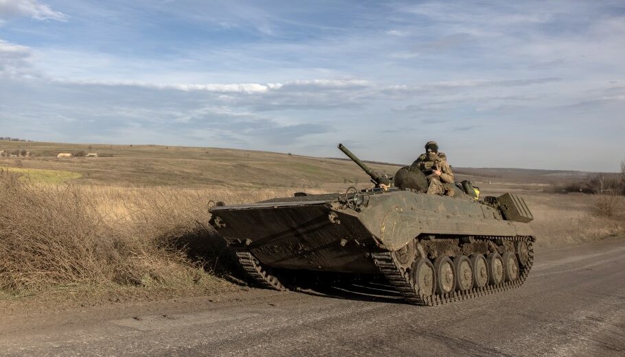 Τεθωρακισμένο του ουκρανικού στρατού στο Ντονέτσκ © EPA/ROMAN PILIPEY