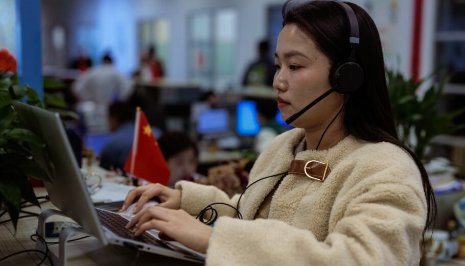 Εργαζόμενη σε εργοστάσιο ηλεκτρονικών στην Κίνα