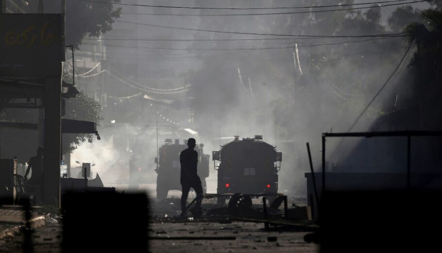 Παλαιστίνιοι συγκρούονται με τις ισραηλινές στρατιωτικές δυνάμεις στην Τζενίν της Δυτικής Όχθης © EPA/ALAA BADARNEH