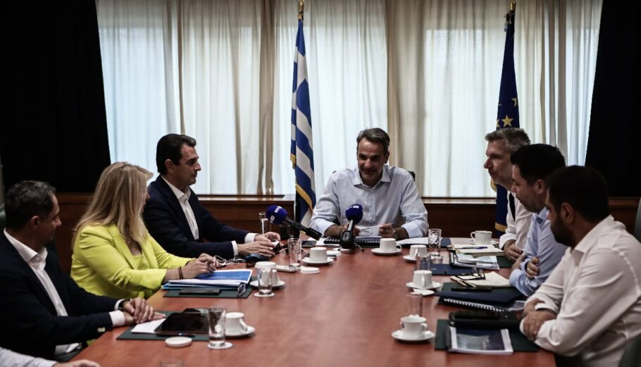 Επίσκεψη του πρωθυπουργού Κυριάκου Μητσοτάκη στο υπουργείο Ανάπτυξης © Eurokinissi / ΚΩΣΤΑΣ ΤΖΟΥΜΑΣ