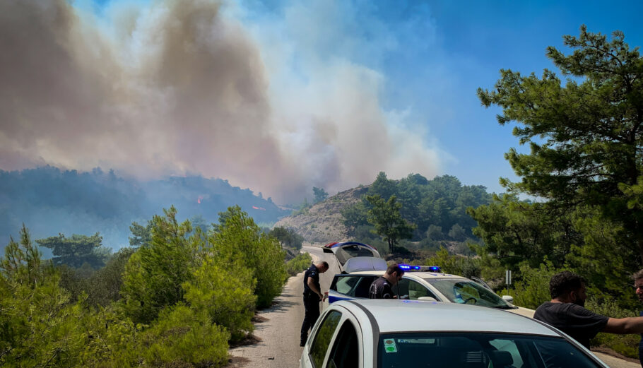 Συνεχίζεται η μεγάλη πυρκαγιά στα Νότια του νησιού της Ρόδου. Συνεχείς αναζωπυρώσεις και μεγάλες καταστροφές σε σπίτια και επιχειρήσεις © Eurokinissi