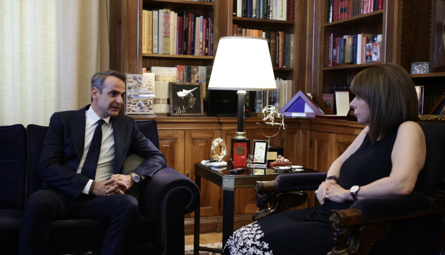 Συνάντηση του πρωθυπουργού Κυριάκου Μητσοτάκη με την Πρόεδρο της Δημοκρατίας, Κατερίνα Σακελλαροπούλου © Εurokinissi