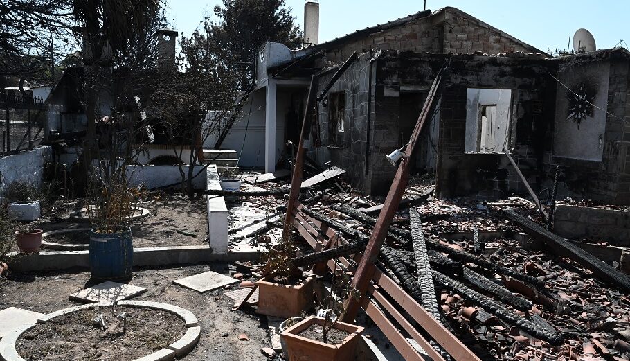Στιγμιότυπο από καταστροφές που προκάλεσε η πυρκαγιά στον οικισμό της Αγίας Ειρήνης στην περιοχή του Λουτρακίο @Eurokinissi