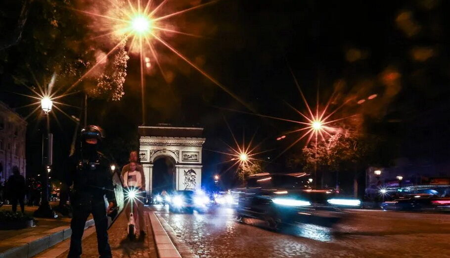Δυνάμεις των ΜΑΤ ασφαλίζουν την περιοχή μπροστά από την Αψίδα του Θριάμβου υπό τον φόβο μιας ακόμη νύχτας συγκρούσεων με διαδηλωτές στο Παρίσι @ EPA, MOHAMMED BADRA