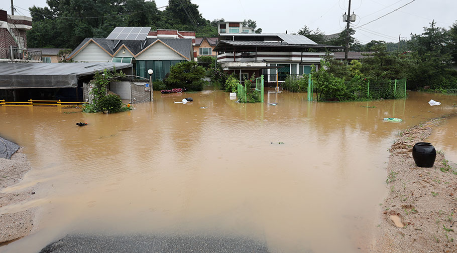 Πλημμύρες στη Νότια Κορέα © EPA/YONHAP