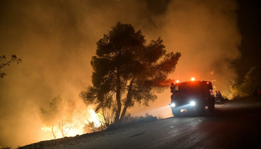 Πυροσβεστικό όχημα δίπλα από το πύρινο μέτωπο © EUROKINISSI/ΜΙΧΑΛΗΣ ΚΑΡΑΓΙΑΝΝΗΣ