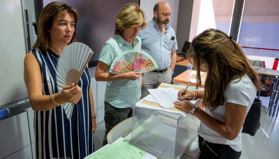 Στιγμιότυπο από τις ισπανικές εκλογές © EPA/FERNANDO VILLAR
