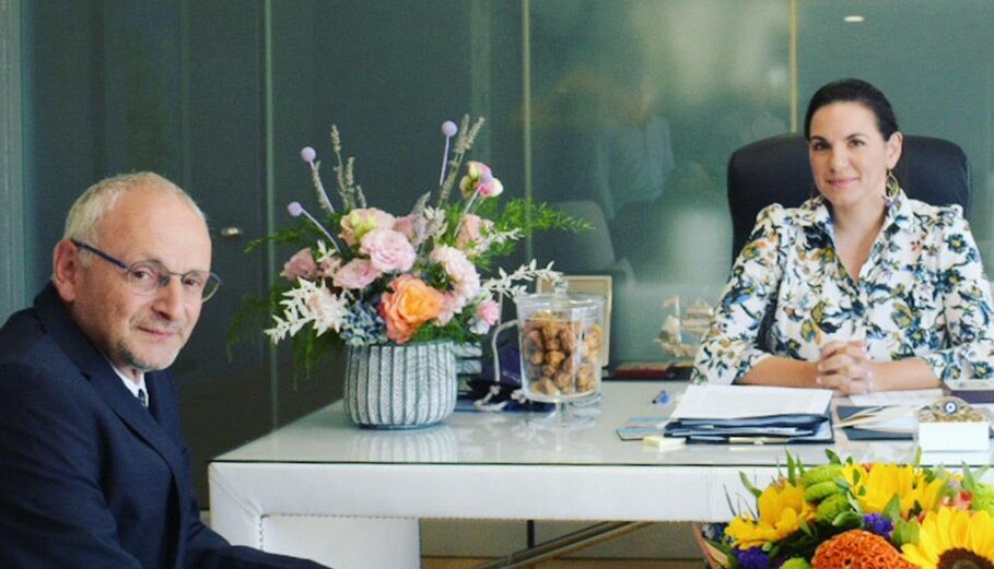 Η Όλγα Κεφαλογιάννη με τον πρέσβη του Ισραήλ στην Αθήνα©twitter/Όλγα Κεφαλογιάννη