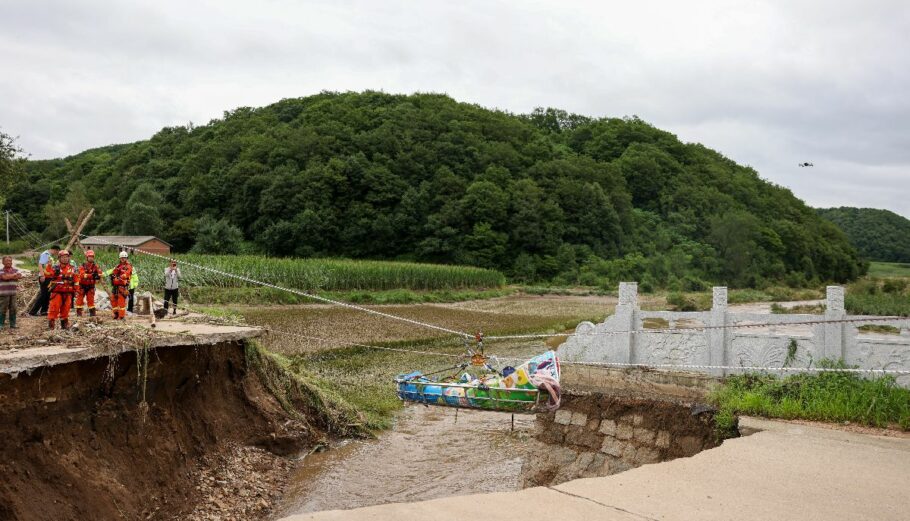 Διασώστες στην Κίνα που έχει πληγεί από τις πλημμύρες © EPA/XINHUA / Yan Linyun CHINA OUT