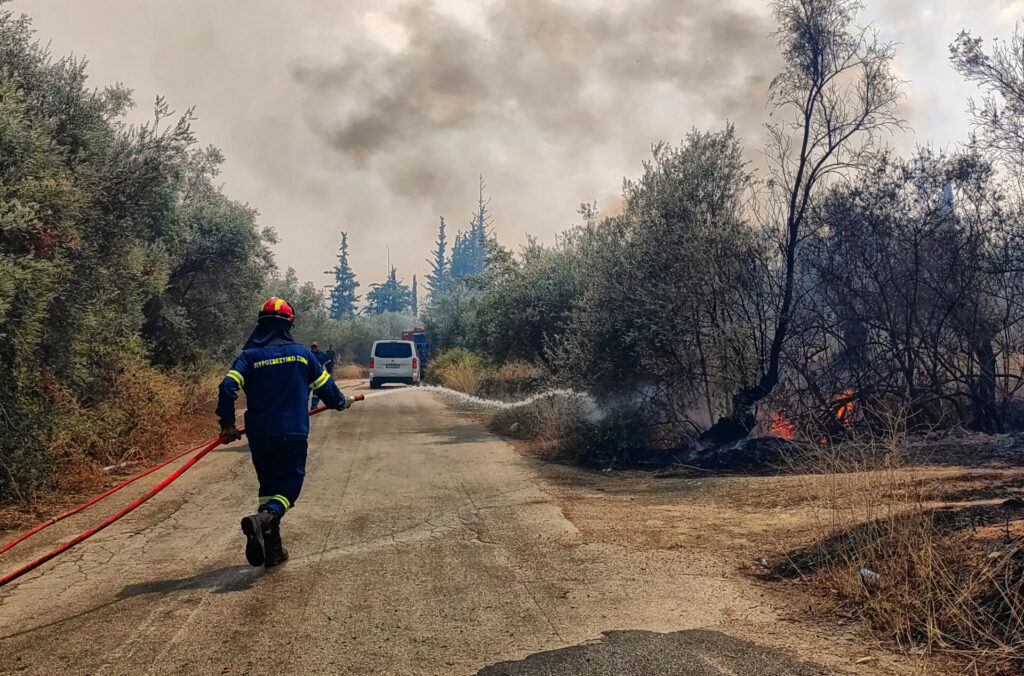 Πυρκαγιές: Αναζωπυρώσεις σε Έβρο, Πάρνηθα, Βοιωτία