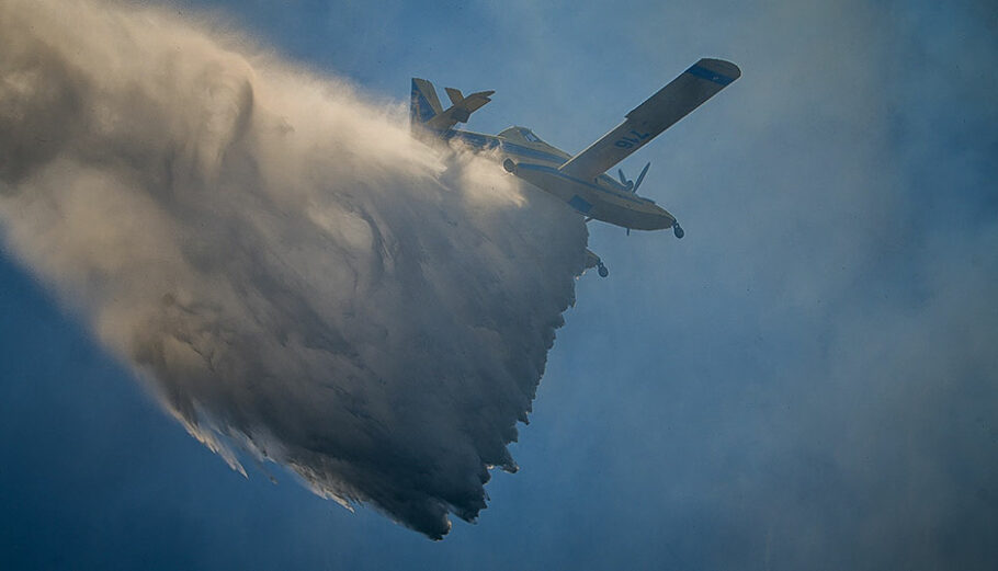 Ρίψη νερού από αεροπλάνο σε δασική πυρκαγιά © EUROKINISSI