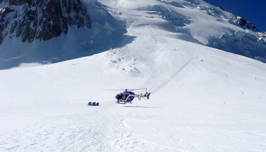 Διάσωση ορειβατών στην Ελβετία © EPA/MAXPPP/ANTOINE CHANDELIER