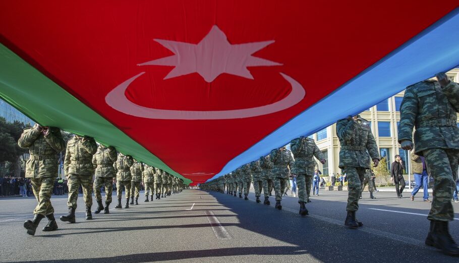 Αζέροι στρατιώτες κουβαλούν την εθνική σημαία του Αζερμπαϊτζάν © EPA/ ROMAN ISMAYILOV