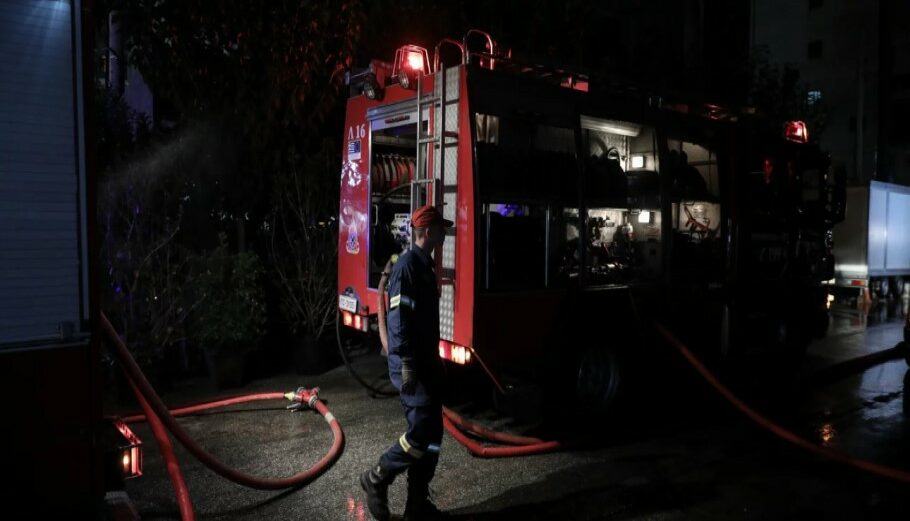 Πυροσβέστης περνά μπροστά από πυροσβεστικό όχημα © EUROKINISSI