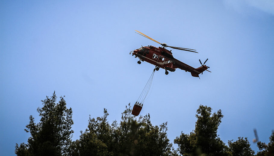 Ελικόπτερο της Πυροσβεστικής επιχειρεί σε δασική πυρκαγιά © EUROKINISSI