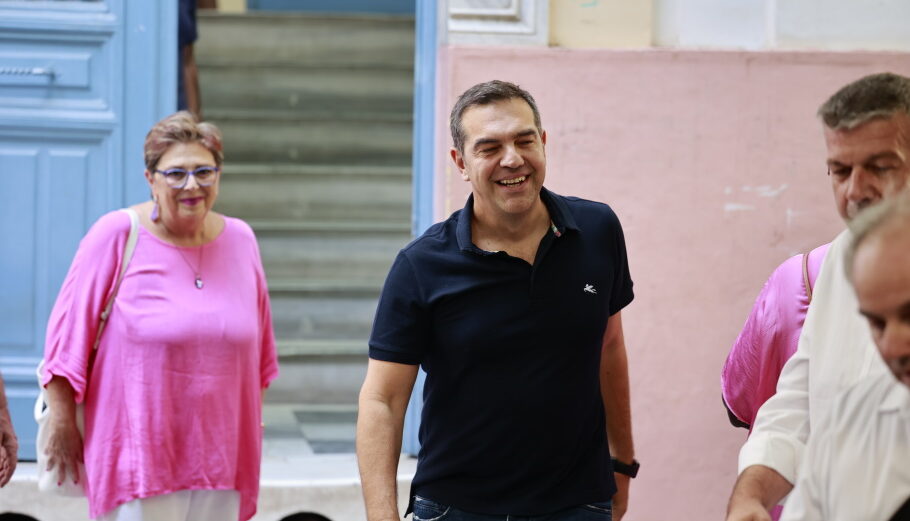 Ο Αλέξη Τσίπρα σε εκλογικό κέντρο της Αθήνας©(ΓΙΩΡΓΟΣ ΚΟΝΤΑΡΙΝΗΣ/EUROKINISSI)