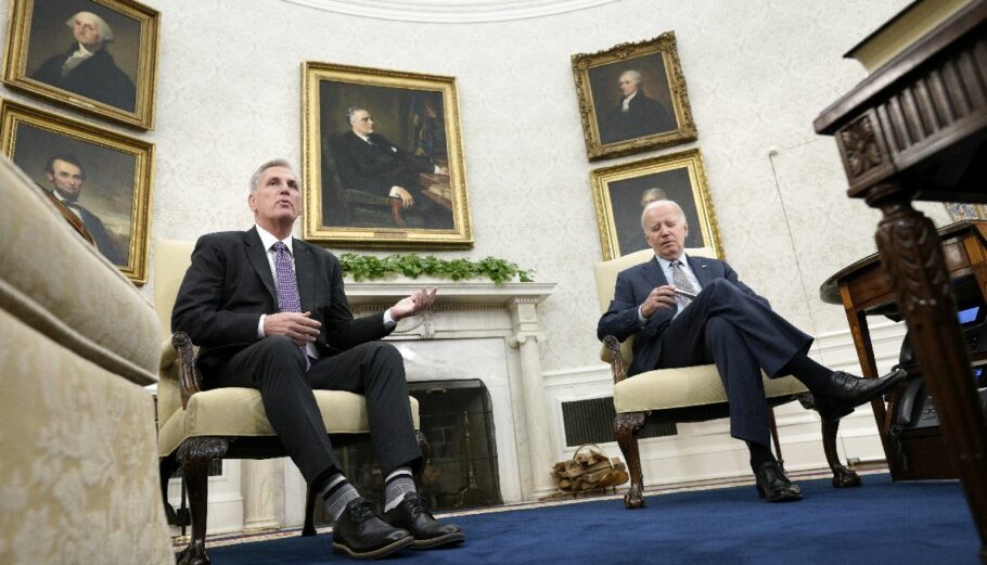 Ο πρόεδρος της Βουλής των Αντιπροσώπων Κέβιν Μακάρθι και ο Αμερικανός πρόεδρος Τζο Μπάιντεν © EPA/Yuri Gripas / POOL