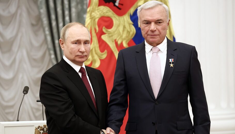O Πούτιν με τον Viktor Rashnikov, κύριος ιδιοκτήτης της Magnitogorsk Iron & Steel Works, μιας από τις κορυφαίες χαλυβουργίες στον κόσμο@EPA/VALERY SHARIFULIN / SPUTNIK / KREMLIN POOL MANDATORY CREDIT