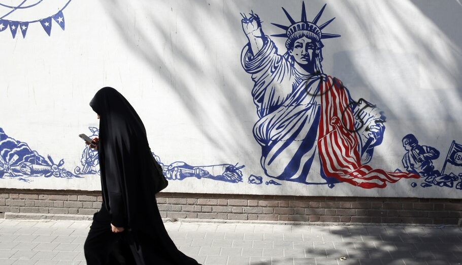 Γυναίκα στην Τεχεράνη περνά μπροστά από αντιαμερικανικό mural © EPA/ABEDIN TAEHRKENAREH