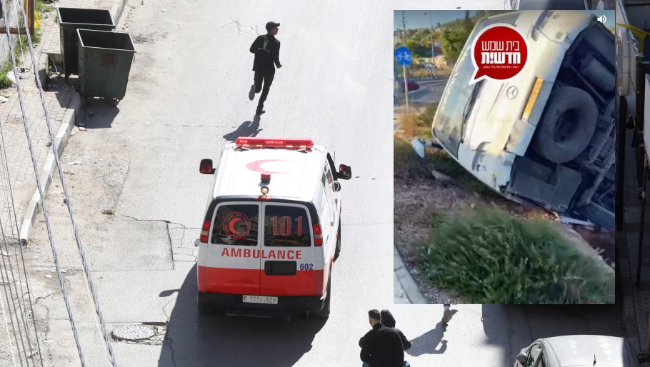 Ασθενοφόρο στο Ισραήλ (κεντρική) και το σχολικό λεωφορείο που ανετράπη (ένθετη) © EPA/ALAA BADARNEH/YouTube (screenshot)
