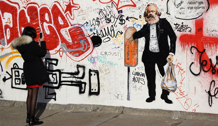 Γκράφιτι του Καρλ Μαρξ στο Τείχος του Βερολίνου © EPA/FELIPE TRUEBA