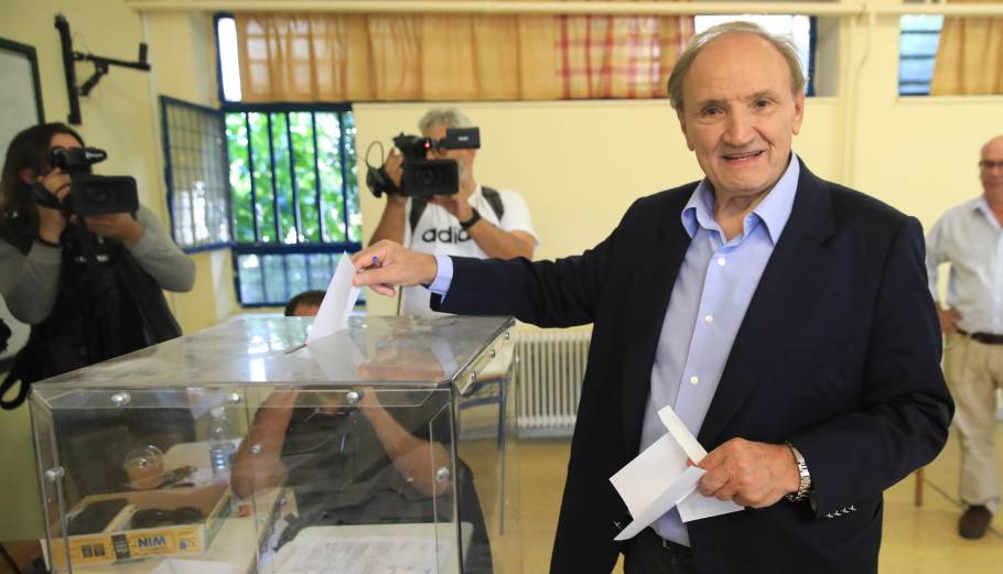 Στην Καλλιθέα ψήφισε για την ανάδειξη προέδρου του ΣΥΡΙΖΑ ο Στέφανος Τζουμάκας © Eurokinissi
