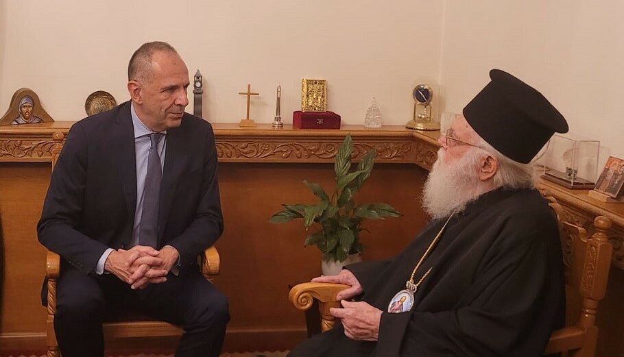 Ο Γιώργος Γεραπετρίτης με τον Αρχιεπίσκοπο Αλβανίας ©Twitter υπουργείου Εξωτερικών