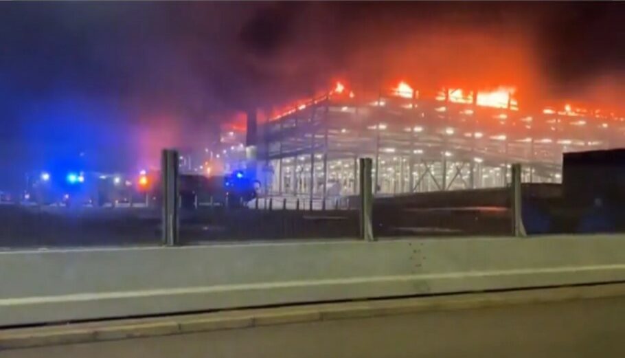 Φωτιά στο αεροδρόμιο Λούτον του Λονδίνου © YouTube/screenshot