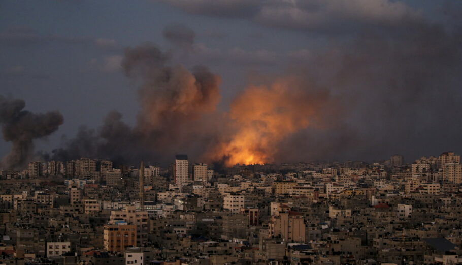 Ισραηλινά πλήγματα στη Γάζα © EPA/MOHAMMED SABER