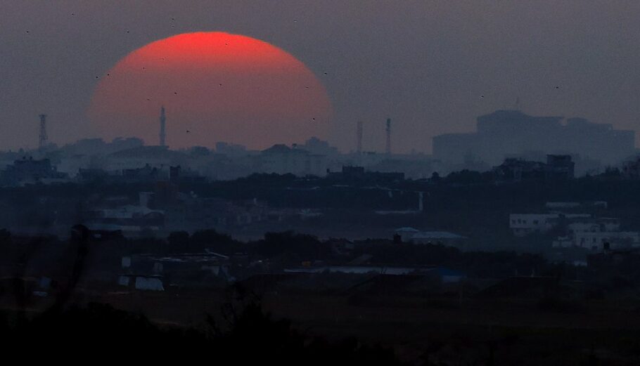 Δύση ηλίου πίσω από τη βόρεια Γάζα, όπως φαίνεται από το Ισραήλ © EPA/HANNIBAL HANSCHKE