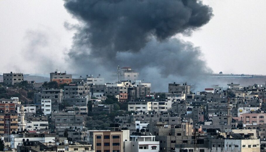 Καπνοί στη Γάζα μετά από μια ισραηλινή αεροπορική © EPA/MOHAMMED SABER