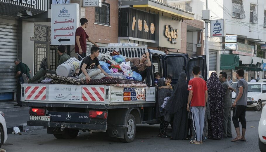 Παλαιστίνιοι εγκαταλείπουν την πόλη της Γάζας μετά το τελεσίγραφο του Ισραήλ © EPA/HAITHAM IMAD