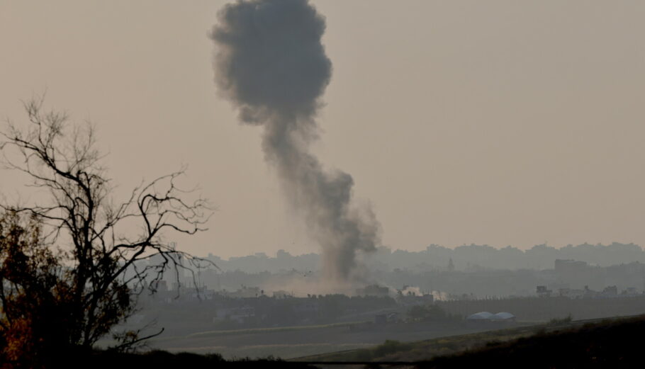 Έκρηξη στη Γάζα © EPA/HANNIBAL HANSCHKE