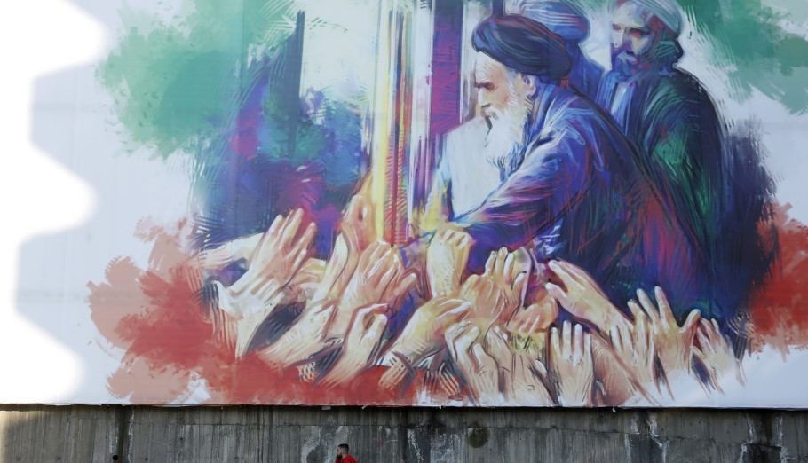 Mural στην πρωτεύουσα του Ιράν, Τεχεράνη, για τον Αγιατολάχ Χομεϊνί © EPA/ABEDIN TAHERKENAREH