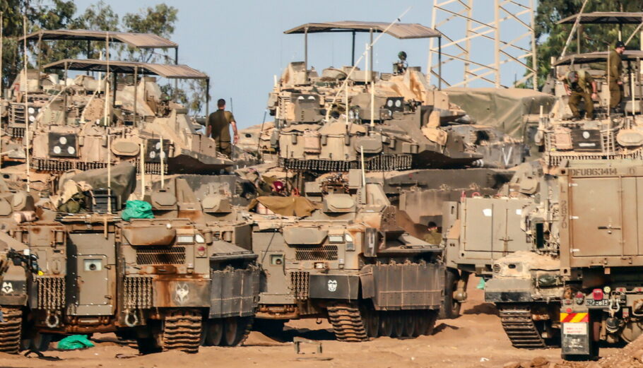 Στρατιωτικοί και άρματα μάχης του Ισραήλ © EPA/HANNIBAL HANSCHKE