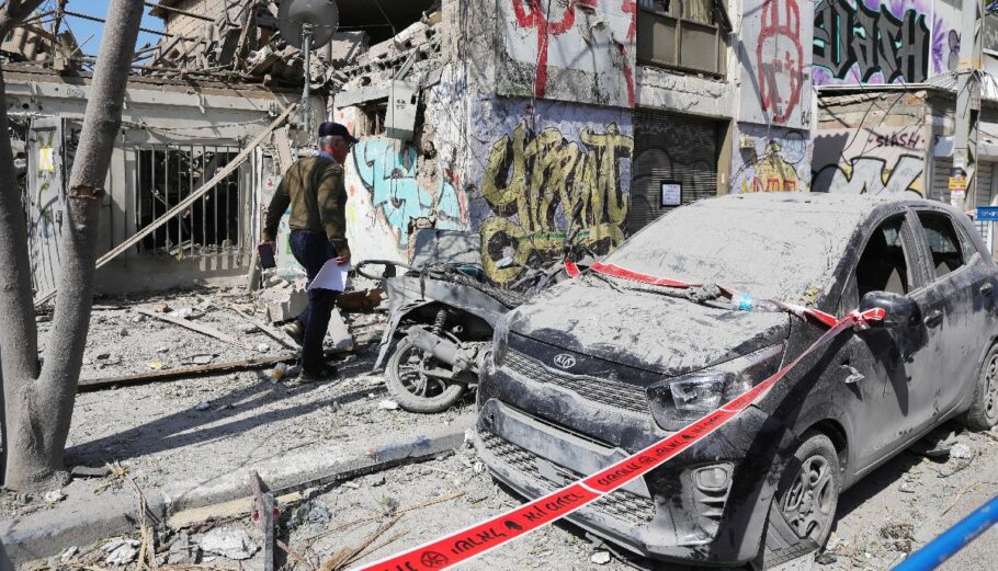 Κατεστραμμένο κτίριο στο Τελ Αβίβ μετά από ολονύκτια επίθεση πυραύλων της Χαμάς © EPA/ABIR SULTAN