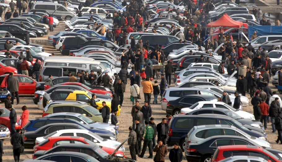 Μάντρα με μεταχειρισμένα αυτοκίνητα στην Κίνα © EPA/WU HONG