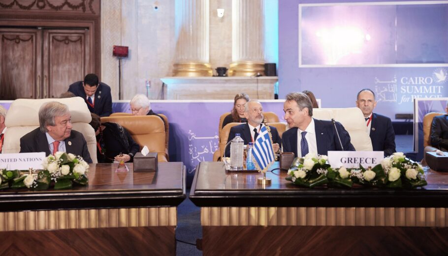Στιγμιότυπο από τη συμμετοχή του Κυριάκου Μητσοτάκη στη «Σύνοδο Κορυφής του Καΐρου για την Ειρήνη» σχετικά με τη Μέση Ανατολή © Γραφείο Τύπου Πρωθυπουργού