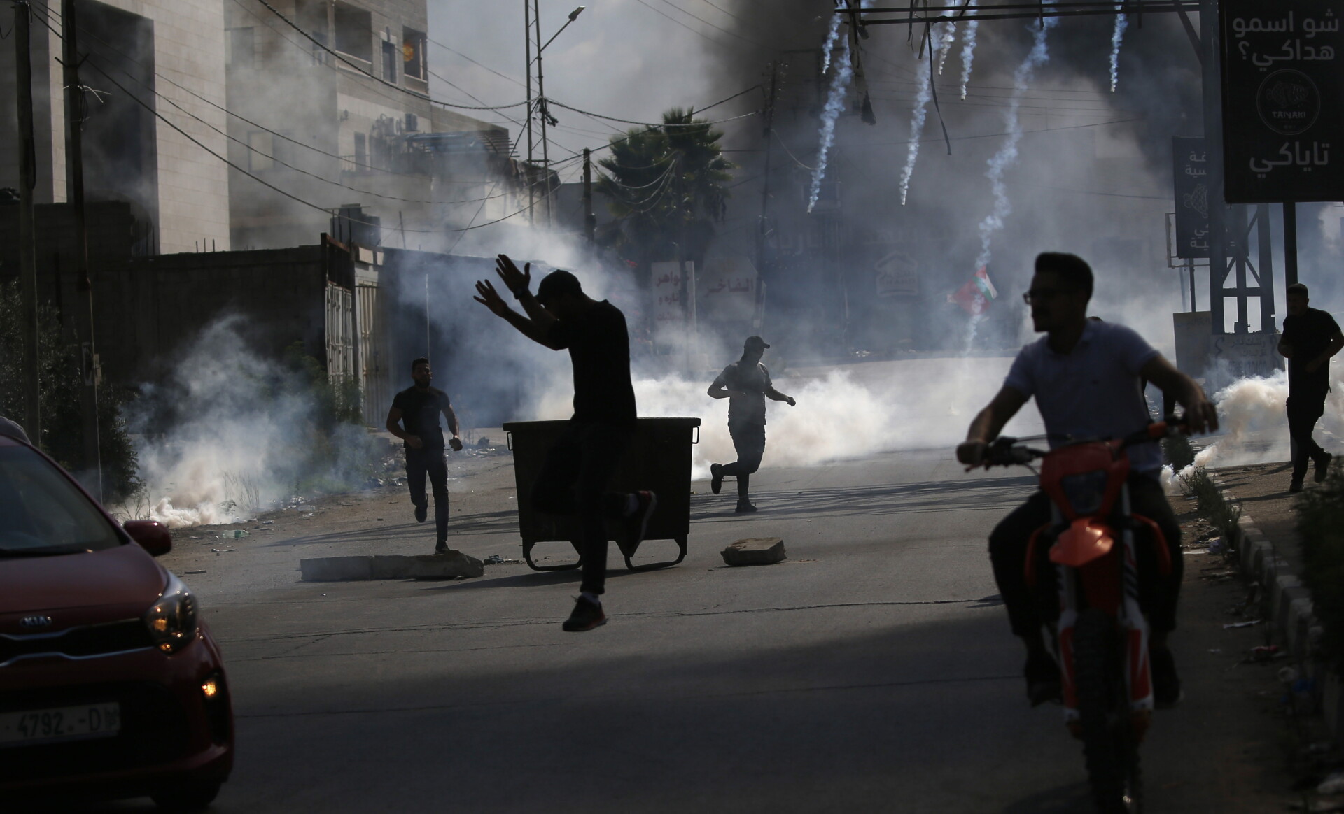 Παλαιστίνιοι προσπαθούν να σωθούν από δακρυγόνα © EPA/ALAA BADARNEH