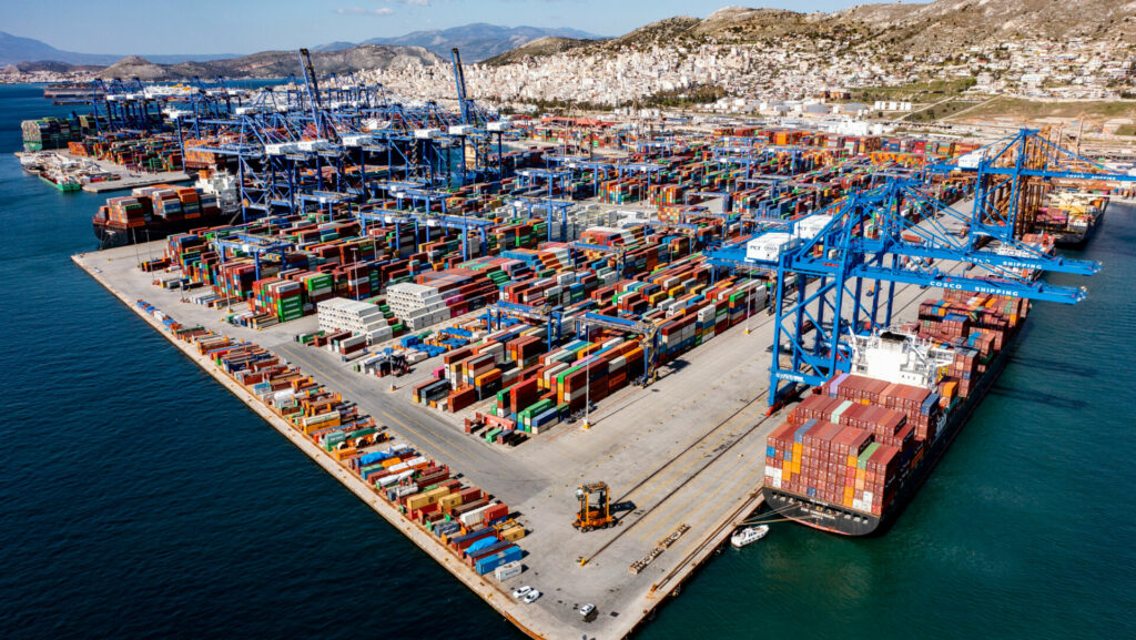 Σε vertigo έμποροι και μεταφορείς από τα άδεια containers στον Πειραιά