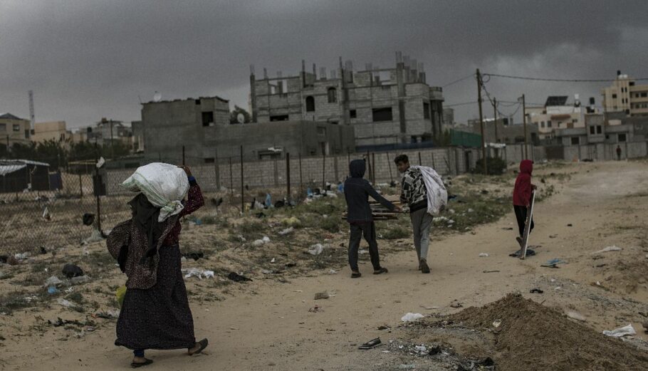 Εκτοπισμένοι Παλαιστίνιοι σε προσωρινό καταυλισμό του ΟΗΕ © EPA/HAITHAM IMAD
