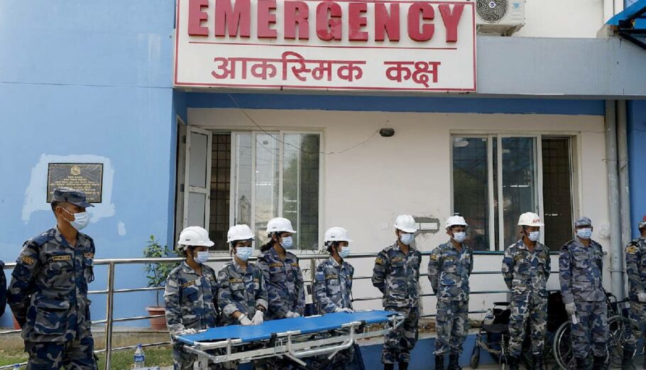Παραστρατιωτικό προσωπικό περιμένει έξω από την πτέρυγα επειγόντων περιστατικών του νοσοκομείου Bheri στο Nepalgunj, Νεπάλ © EPA/NARENDRA SHRESTHA