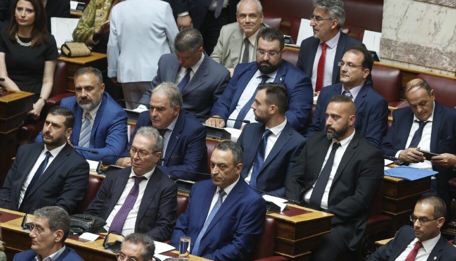 Οι βουλευτές του κόμματος «Σπαρτιάτες» © Eurokinissi / ΓΙΩΡΓΟΣ ΚΟΝΤΑΡΙΝΗΣ