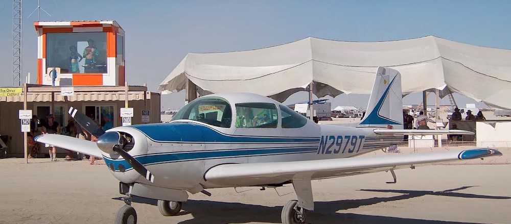 Tο pop-up αεροδρόμιο του Black Rock City που στήνεται για το Burning Man Festival © YouTube/screenshot