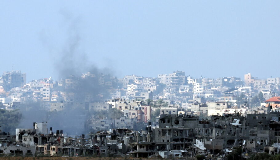Βομβαρδισμός στη Γάζα © EPA/ATEF SAFADI
