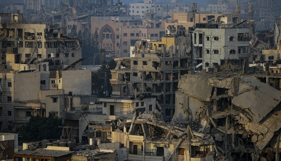 Η βομβαρδισμένη πόλη της Γάζας © EPA/MOHAMMED SABER